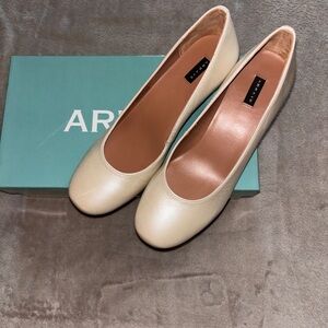 Array, Pearl/Gold pumps, Size-7.5, New in Box.